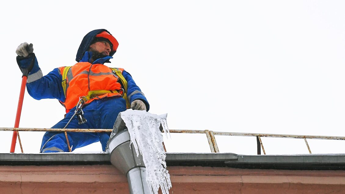 В Туле на школьницу с крыши дома упала наледь