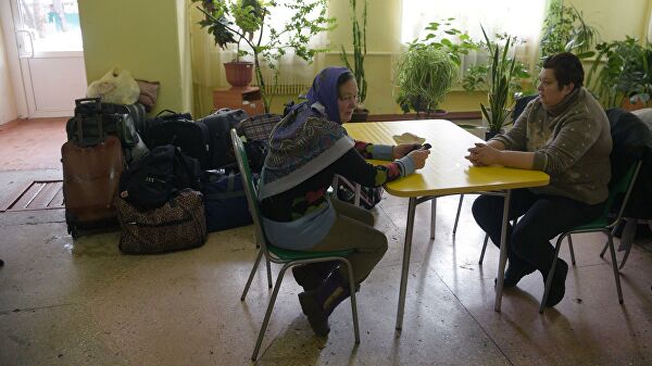 Беженцев из Донбасса готовы принять 44 региона Беженцев из Донбасса готовы принять 44 региона