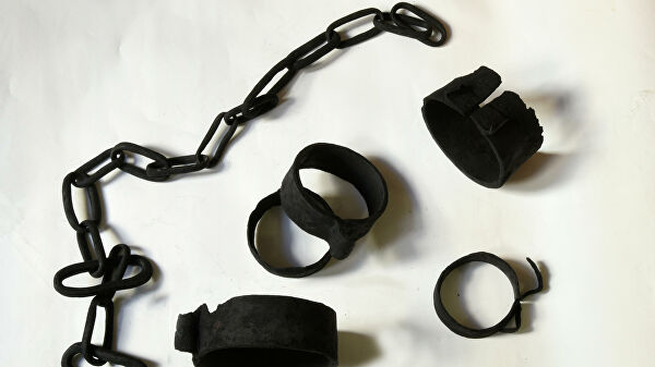 Археологи в Хакасии нашли уникальную каменную плитку