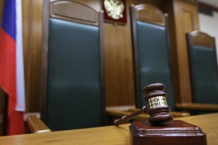 Правительство поддержало проект, обязывающий работников суда носить форму