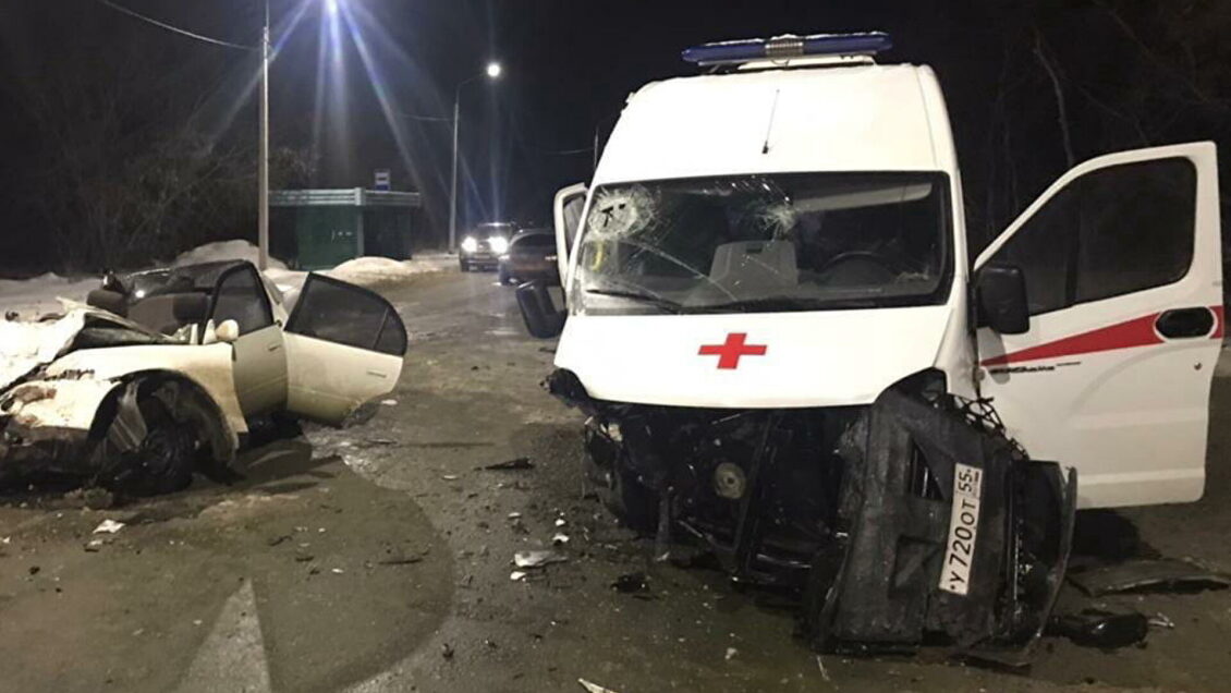 Житель Омска погиб, врезавшись в скорую помощь