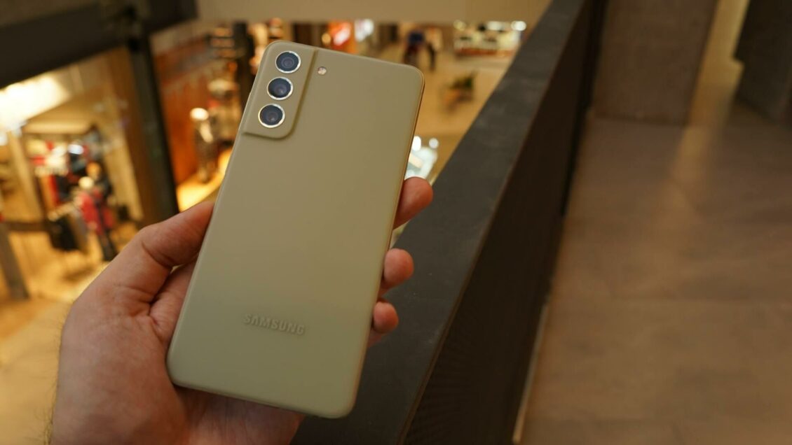 Для фанатов: Samsung выпустил "бюджетный" флагман Galaxy S21 FE Для фанатов: Samsung выпустил "бюджетный" флагман Galaxy S21 FE