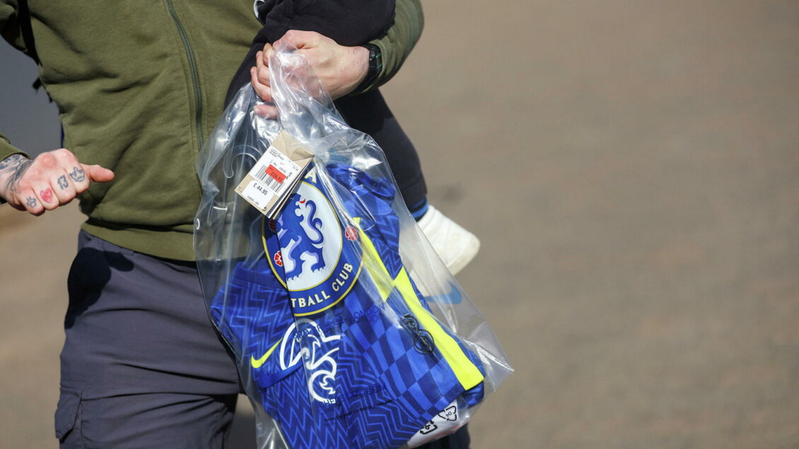 Полиция применила дубинки против фанатов "Челси" перед матчем с "Лиллем"