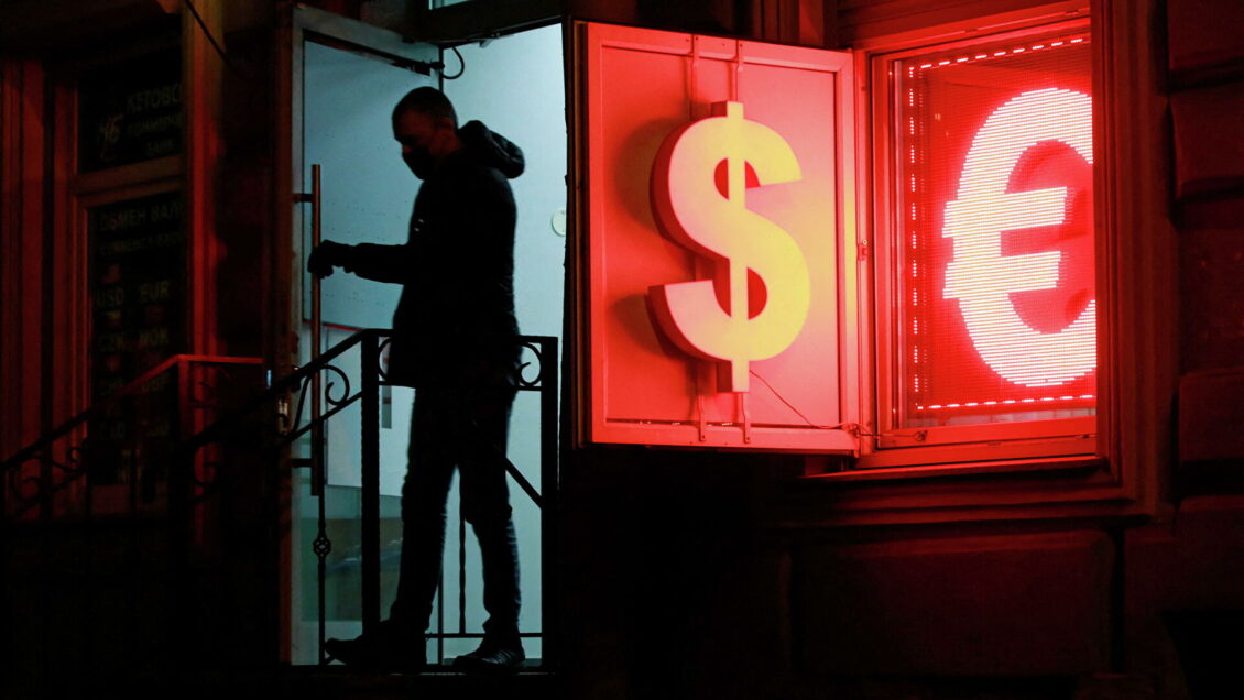 Эксперт оценил вероятность замедления роста курса доллара