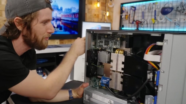 Блогер показал 18-килограммовую версию PlayStation 3 для разработчиков Блогер показал 18-килограммовую версию PlayStation 3 для разработчиков