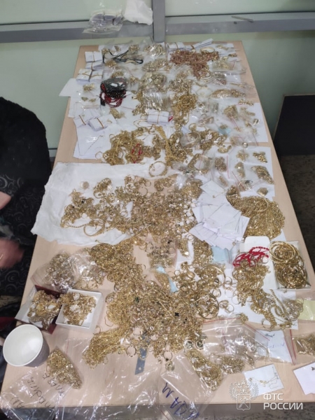 В Шереметьево две женщины пытались провезти 13,5 кг золотых украшений