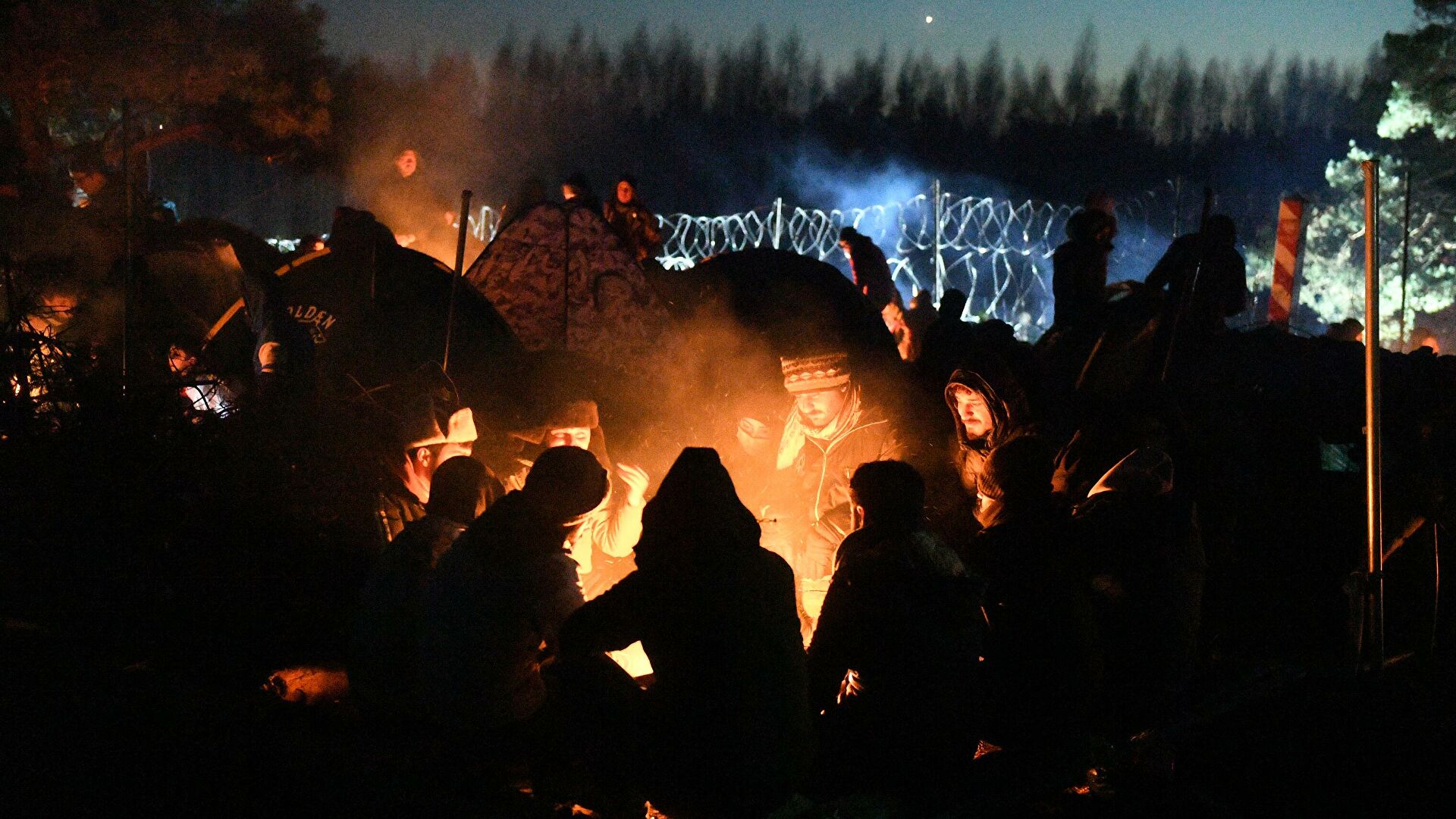 "СБ.Беларусь сегодня": польские силовики увели группу беженцев от забора на границе "СБ.Беларусь сегодня": польские силовики увели группу беженцев от забора на границе