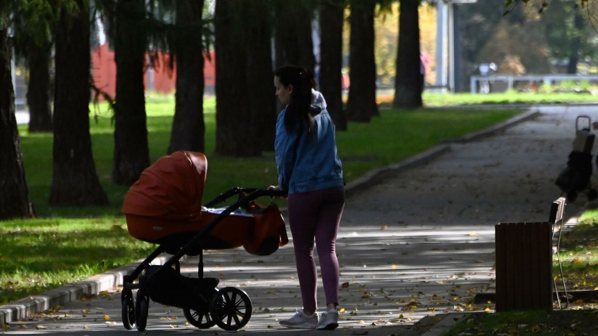 Две трети молодых семей в России могут позволить себе только еду и одежду