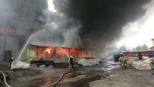 Море огня и клубы чёрного дыма: под Москвой горит завод (ФОТО, ВИДЕО)