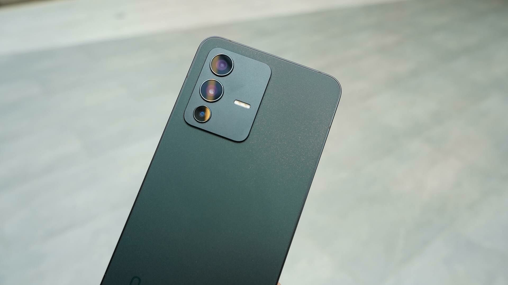 В России представили китайский смартфон-хамелеон Vivo V23