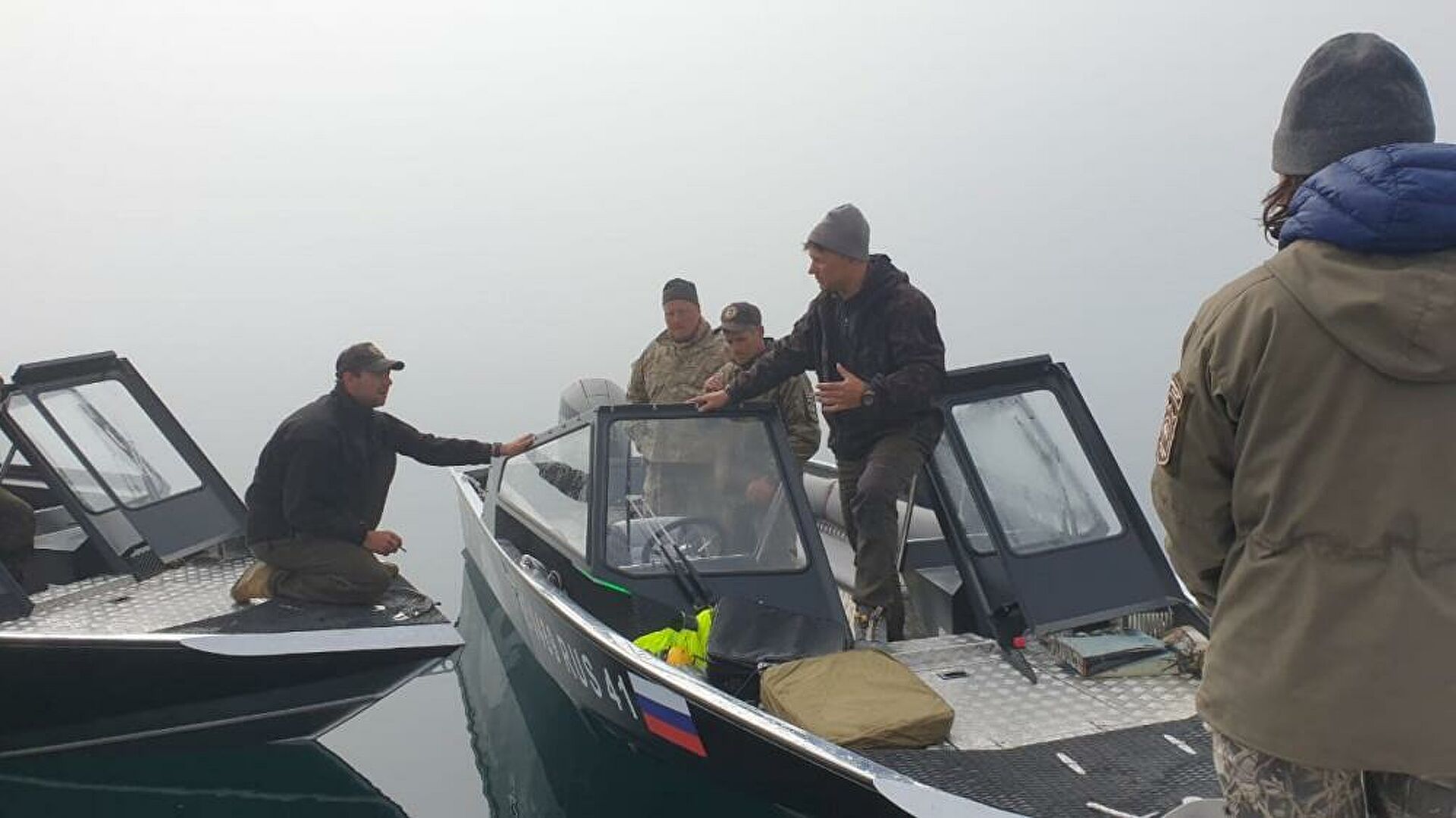 В Курильском озере рядом с обломками Ми-8 нашли тела трех человек