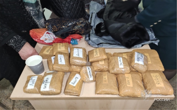 В Шереметьево две женщины пытались провезти 13,5 кг золотых украшений