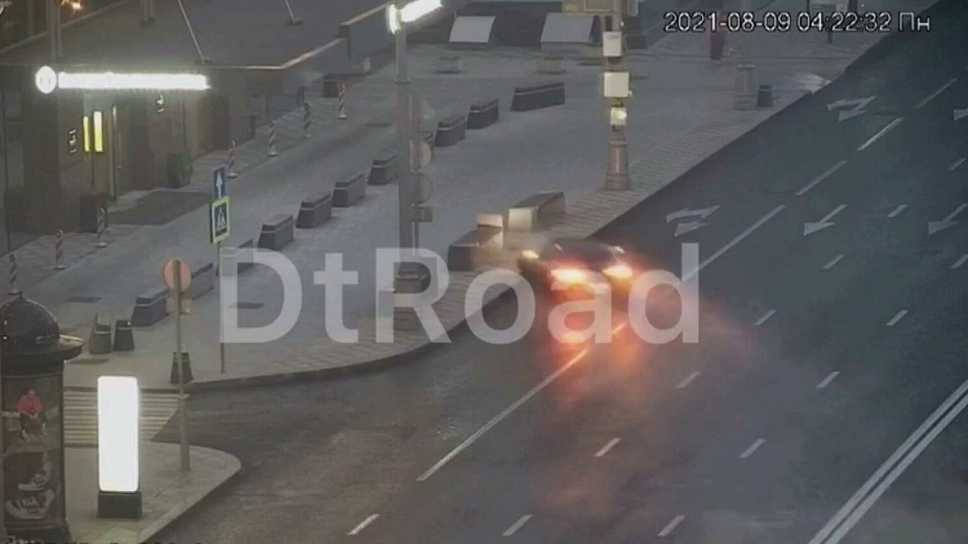 Момент ДТП с участием спорткара в центре Москвы попал на видео Момент ДТП с участием спорткара в центре Москвы попал на видео