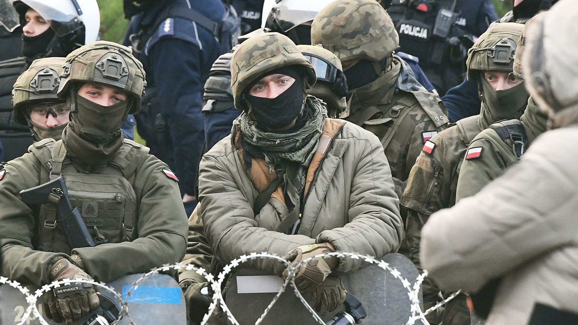 "СБ.Беларусь сегодня": польские силовики увели группу беженцев от забора на границе "СБ.Беларусь сегодня": польские силовики увели группу беженцев от забора на границе