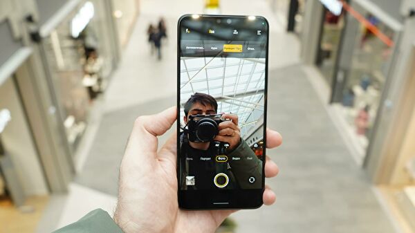 В России представили китайский смартфон-хамелеон Vivo V23