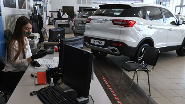 Дилеры рассказали о "злой шутке" с продавцами автомобилей в России