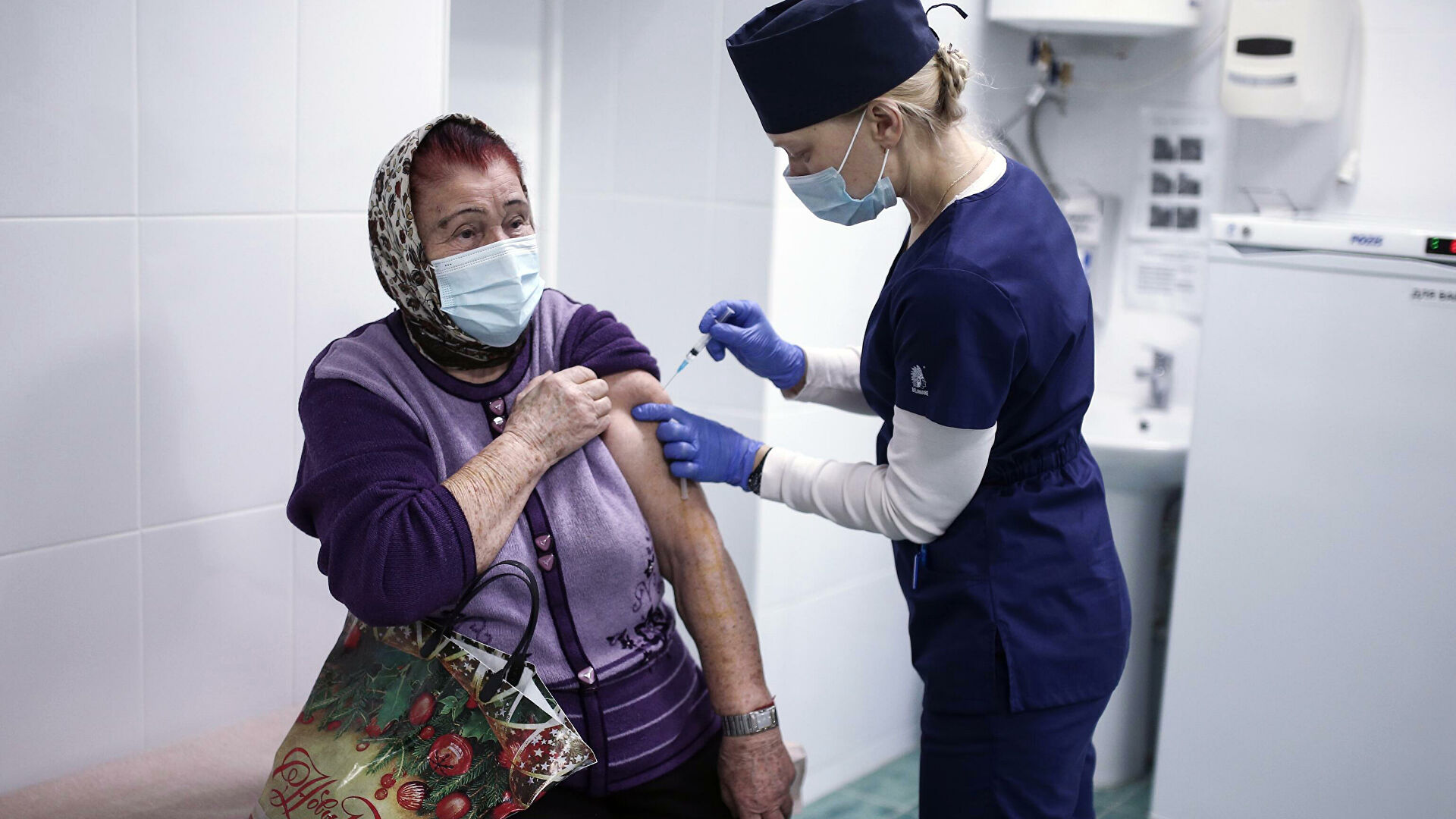 "Делают с колес". Ученый сравнил вакцины от гриппа и COVID-19